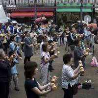 People exercise on Respect for the Aged Day at a temple in the Sugamo neighborhood in Toshima Ward, Tokyo, in September 2016. The proportion of Japan’s aged has been rising steadily for decades. We need a sense of crisis over depopulation
