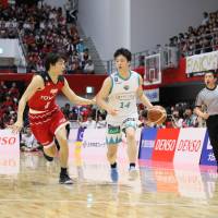 Former Kyoto Hannaryz guard Taku Bando (right) is seen in action from a game in May. Turmoil continues for Hannaryz