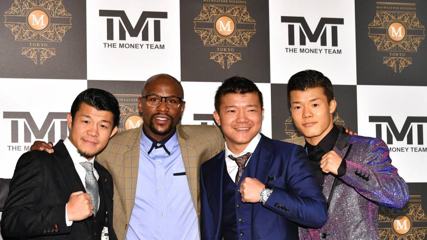 From left: Koki Kameda, Floyd Mayweather Jr., Daiki Kameda and Tomoki Kameda pose during a news conference on Monday in Tokyo. Mayweather announced a partnership between Mayweather Holdings, management company Libera and Kyoei boxing gym. Floyd Mayweather Jr. looks to expand brand in Japan