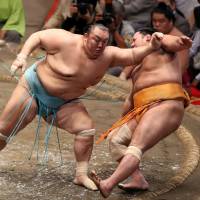 No. 16 maegashira Kotoyuki pushes out No. 11 Kyokutaisei on Tuesday at the Autumn Grand Sumo Tournament. Kisenosato improves to 8-2