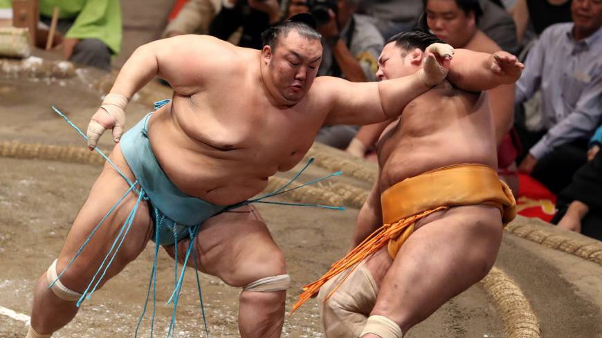 No. 16 maegashira Kotoyuki pushes out No. 11 Kyokutaisei on Tuesday at the Autumn Grand Sumo Tournament. Kisenosato improves to 8-2