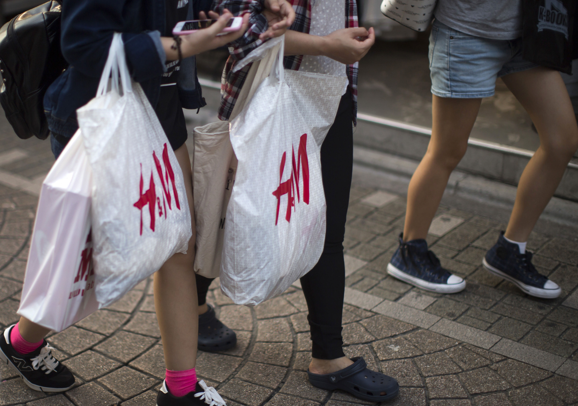 H M To Halt Use Of Plastic Bags At Japan Stores And Charge For Paper Bags The Japan Times