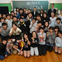 Oji Daigo Elementary School fifth graders after the cooking activity. | YOSHIAKI MIURA