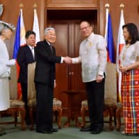 Emperor Akihito and former Philippine President Benigno Aquino shake hands at Malacanang Palace in Manila on Jan. 27, 2016. It was his second visit to the Philippines after his first trip in 1962. | KYODO