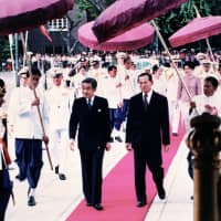 Emperor Akihito and Thailand's then-King Bhumibol Adulyadej in Bangkok in September 1991. | KYODO