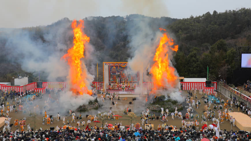 The lighting of the two gomadan pyres. | AGON SHU