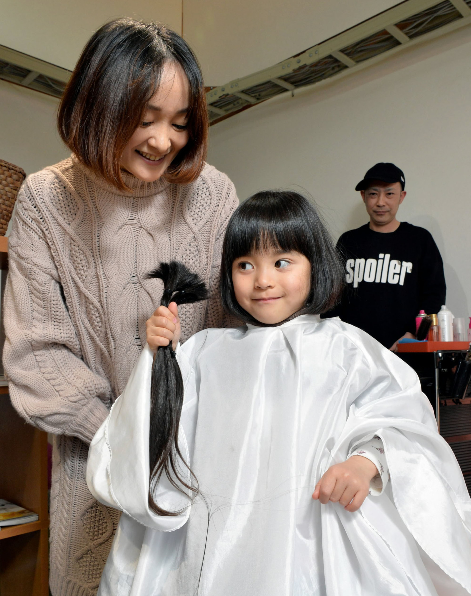 Aichi 5-year-old has waist-length hair shorn to help make wigs for sick kids | The Japan Times Aichi 5-year-old has waist-length hair shorn to help make wigs for sick kids | The Japan Times