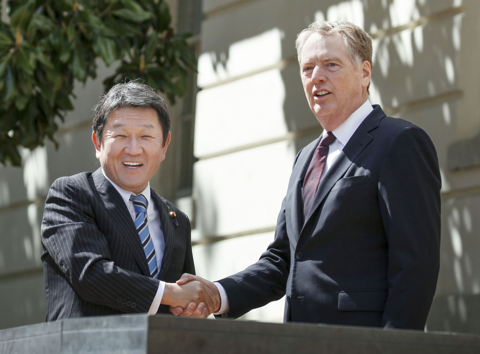 Economic revitalization minister Toshimitsu Motegi and U.S. Trade Representative Robert Lighthizer are seen during bilateral trade talks in Washington on April 17. | KYODO