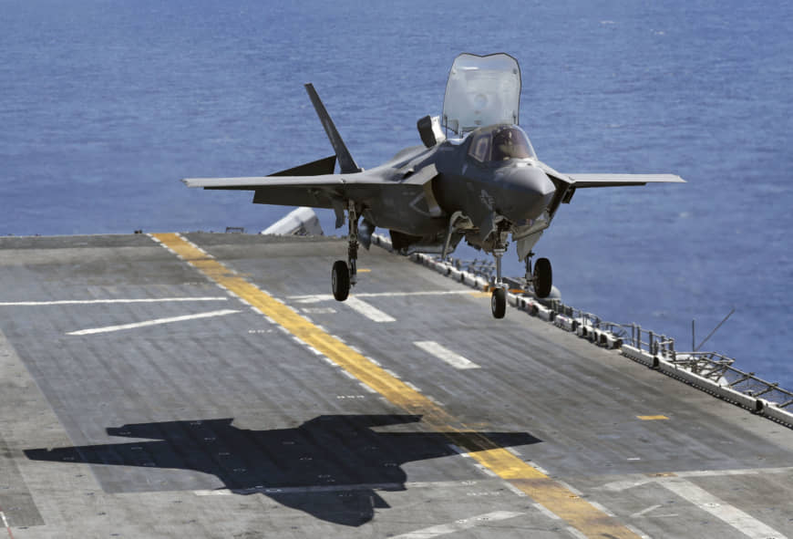 A U.S. F-35B stealth fighter flies above the USS Wasp in the Pacific Ocean in March 2018. | KYODO