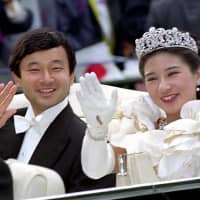 Then-Crown Prince Naruhito and then-Crown Princess Masako wave during their wedding parade on June 9, 1993. | KYODO