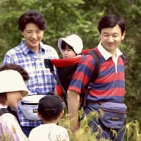 The imperial family takes a walk in the Numappara Marshland, Tochigi Prefecture, in August 2002. | KYODO