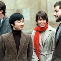 Then-Crown Prince Naruhito talks with his friends at Oxford University's Merton College in December 1983. He spent two years living in a dormitory and studying at the university. | KYODO