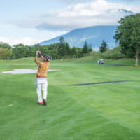 Niseko has many golf courses with stunning views of the surrounding mountains. | NISEKO TOURISM