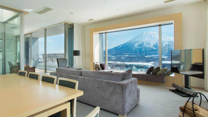 Suites are stylishly decorated, and guests can enjoy an awe-inspiring view of Mount Yotei from the windows and balconies. | CHALET IVY