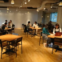 Students make use of the Faculty of Global Management Lounge. | CHUO UNIVERSITY