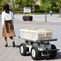 The Marble ground delivery robot follows a person at Biwako-Kusatsu Campus | RITSUMEIKAN UNIVERSITY
