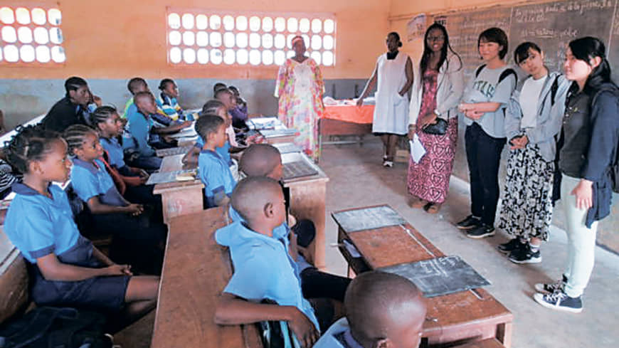 Sophia students during study tours in Africa. | SOPHIA UNIVERSITY