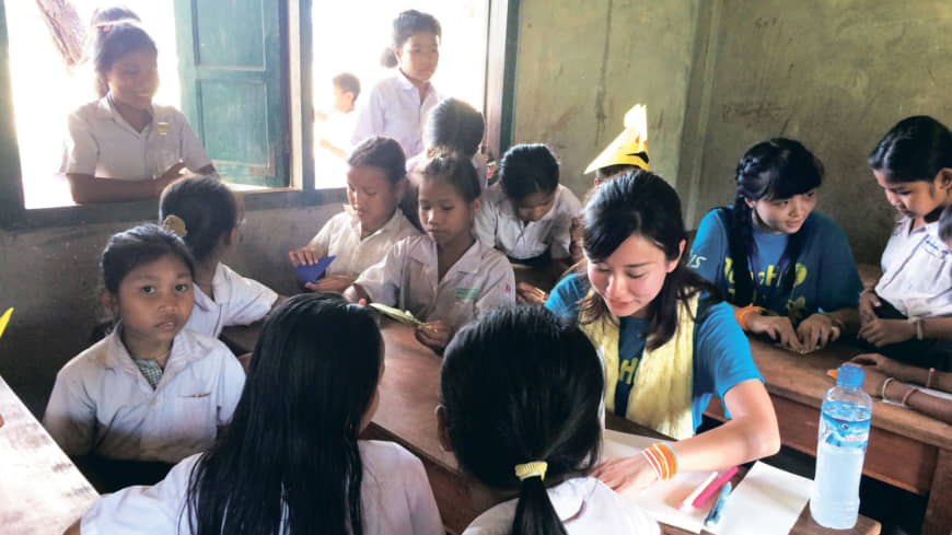 Sophia students during study tours in Laos. | SOPHIA UNIVERSITY