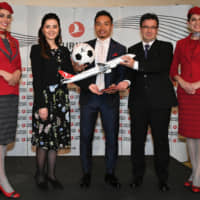 To commemorate the 30th anniversary of flights to Japan, professional soccer player Yuto Nagatomo (middle) of Turkish club Galatasaray was named a brand ambassador of Turkish Airlines. The airline also redesigned its crew uniforms to celebrate 85 years since its founding. | YOSHIAKI MIURA