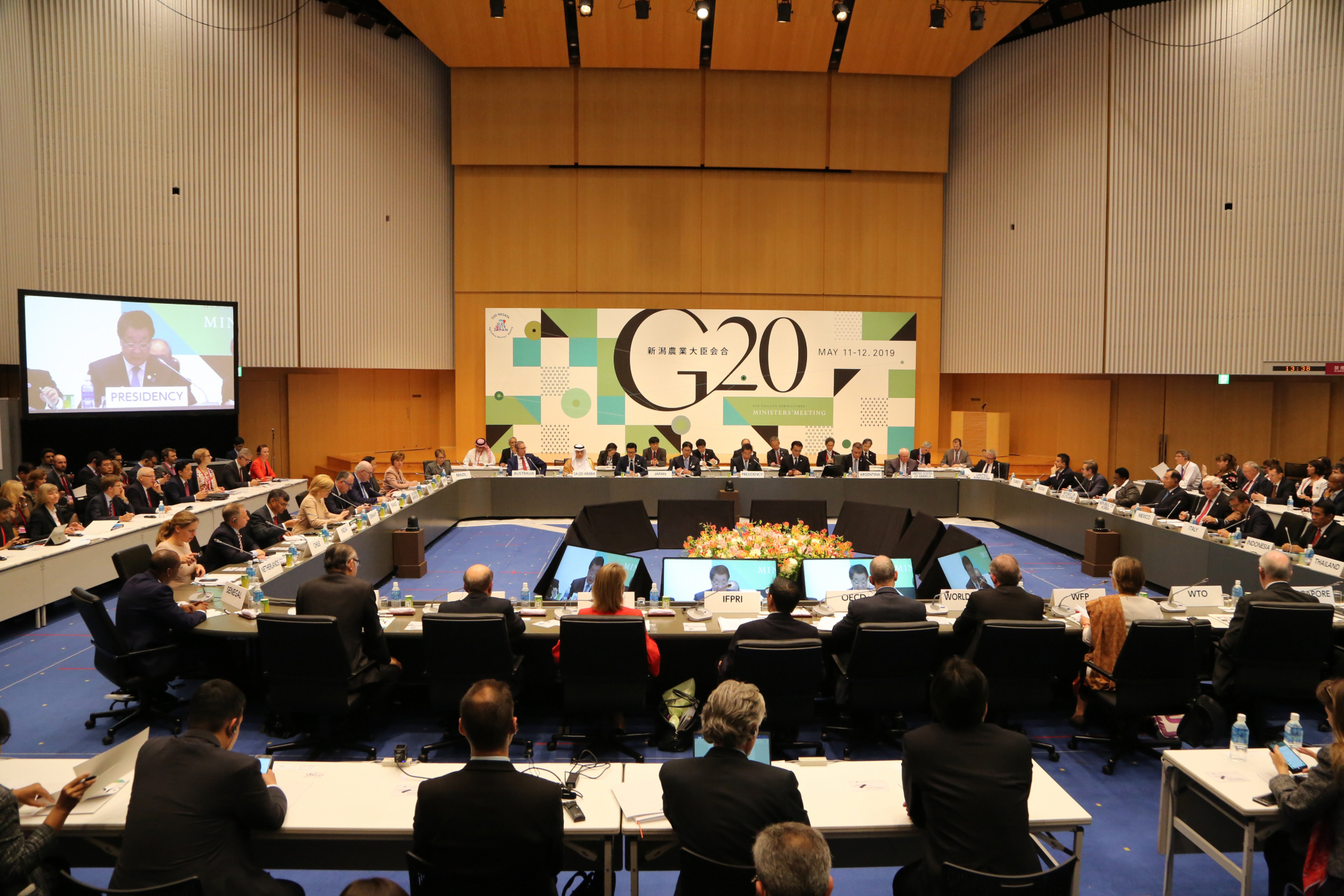 Thirty-four representatives discussed issues regarding agriculture during  the G20 Niigata Agriculture Ministers' Meeting  at Toki Messe, Niigata, on May 11 and 12.