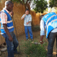 A Yokohama official and his African counterparts conduct a water leakage inspection in the Republic of Malawi. | CITY OF YOKOHAMA