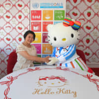 Hello Kitty discusses her efforts to promote the SDGs with United Nations Information Centre Director Kaoru Nemoto at Sanrio Co.'s headquarters in Tokyo. | YOSHIAKI MIURA /©'76, '19 SANRIO