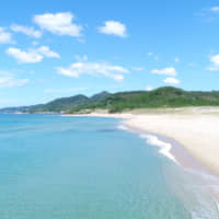 Kotohikihama beach features distinctive white sands that make a 'singing' sound when walked upon. The beach's cleanliness is due to local longstanding environmental efforts. | KYOTANGO CITY TOURISM ASSOCIATION