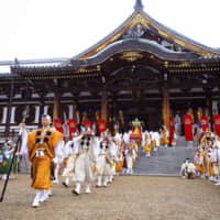 A procession carrying a palanquin bearing Kiriyama’s sacred ashes. | AGON SHU