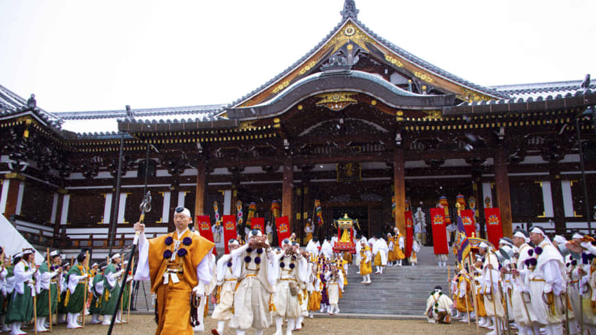 A procession carrying a palanquin bearing Kiriyama’s sacred ashes. | AGON SHU