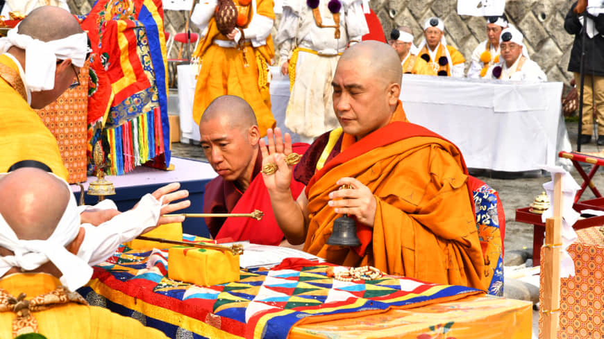 A Bhutanese Buddhist ceremony. | AGON SHU