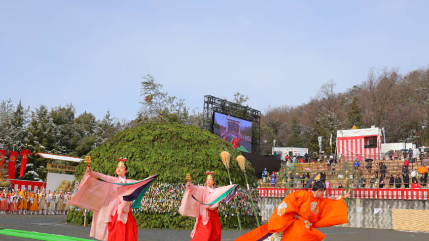 Dancers in holy costumes reminiscent of ancient court costumes. | AGON SHU