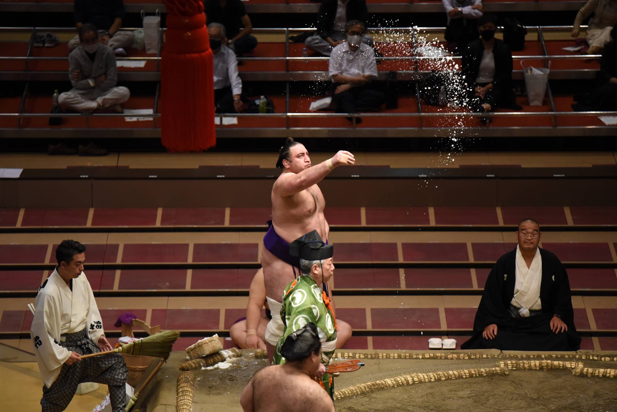 Tochinoshin tosses salt into the ring before his Day 5 bout. | DAN ORLOWITZ 