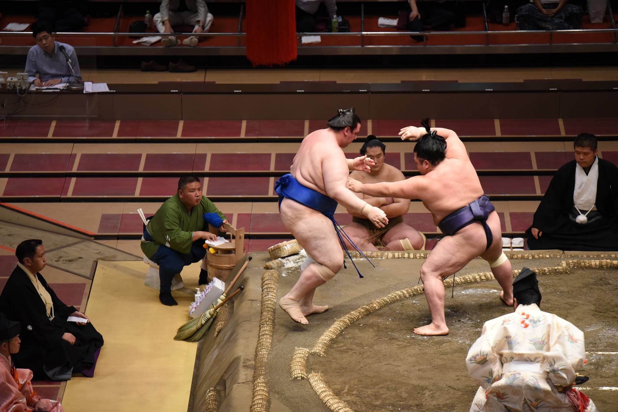 Onosho (right) pushes out Aoiyama during their Day 5 clash. | DAN ORLOWITZ 