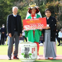 Isao Aoki (left), professional golfer and the chairman of JGTO, and Haruhisa Handa, founder and chair of ISPS Handa, present the awards to winner Kunihiro Kamii (center). | 
