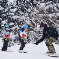 Mnk’s Edventure all-day winter camp program offers children English educational activities and ski lessons.
