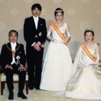 Crown Prince Akishino and Crown Princess Kiko  are pictured with Emperor Emeritus Akihito (left) and Empress Emerita Michiko after their wedding on June 29, 1990. | KYODO