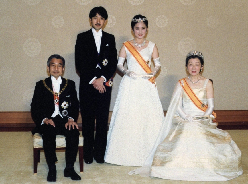 Crown Prince Akishino and Crown Princess Kiko are pictured with Emperor Emeritus Akihito (left) and Empress Emerita Michiko after their wedding on June 29, 1990. | KYODO