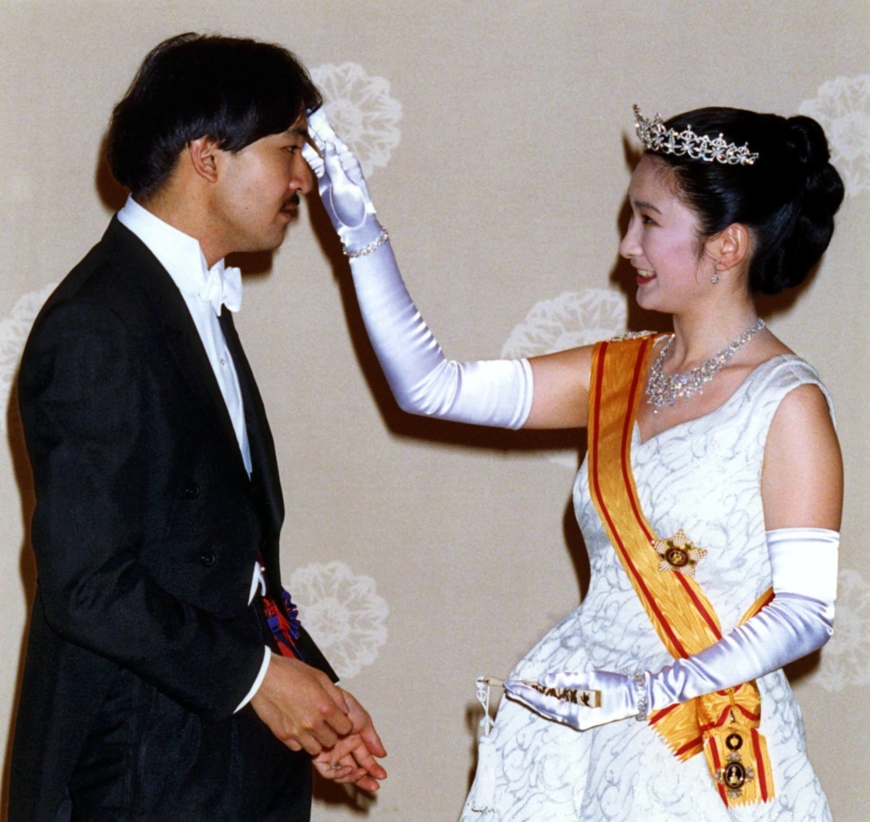 Crown Princess Kiko fixes Crown Prince Akishino’s hair during a photo session at their wedding on June 29, 1990. | KYODO