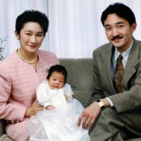 Crown Prince Akishino poses with Crown Princess Kiko and their two-month-old daughter Princess Mako on on Dec. 17, 1991. | IMPERIAL HOUSEHOLD AGENCY / VIA KYODO