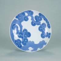 Important Cultural Property, 'Three-footed Dish with Pine Trees Design in Underglaze Blue,' Edo Period (1603 to 1868), Nabeshima official kiln, Japan | SUNTORY MUSEUM OF ART