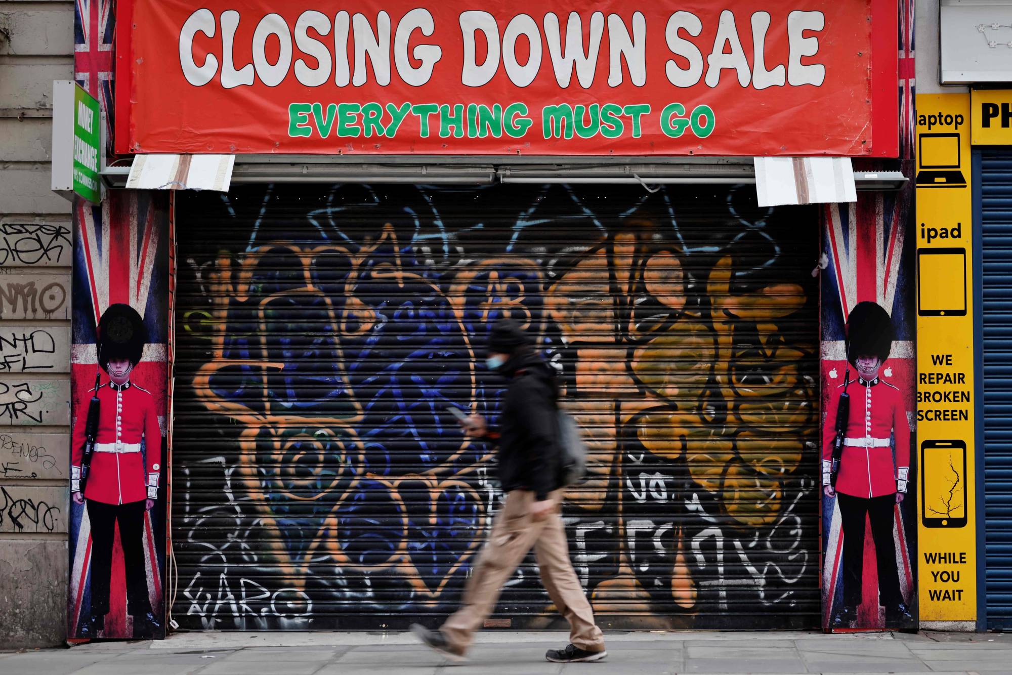 A shuttered souvenir shop on Oxford Street in central London on Friday. The U.K. has entered its third nationwide coronavirus lockdown. | AFP-JIJI