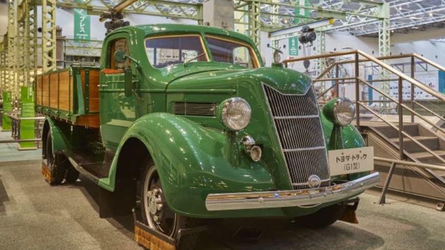 The first vehicle as produced by the then-named Toyoda company. | JNTO