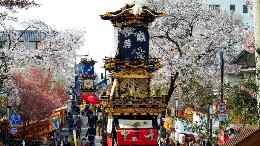 Towering yama floats at the annual Inuyama matsuri festival held in Inuyama, Aichi Prefecture, draw thousands of visitors every year. | BARISTON, CC BY-SA 3.0