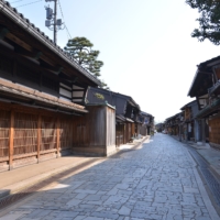 Lattice-fronted buildings line the main streets of the Kanayamachi metalworking district in Takaoka, Toyama Prefecture. | ISOYAN, CC BY-SA 3.0