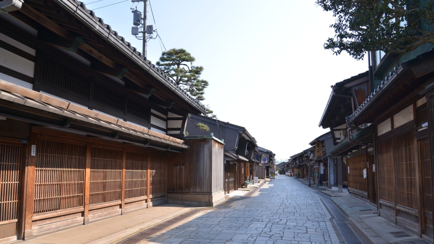 Lattice-fronted buildings line the main streets of the Kanayamachi metalworking district in Takaoka, Toyama Prefecture. | ISOYAN, CC BY-SA 3.0