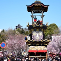 Automated karakuri mechanical dolls sit at the top of the floats and are typically managed by puppeteers. | BARISTON, CC BY-SA 4.0