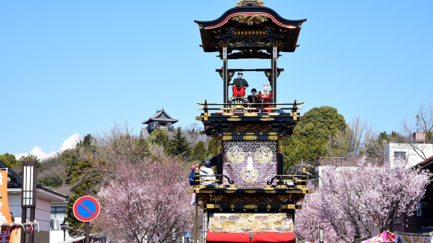 Automated karakuri mechanical dolls sit at the top of the floats and are typically managed by puppeteers. | BARISTON, CC BY-SA 4.0