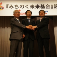 Rohto Pharmaceutical Chairman and CEO Kunio Yamada (center) joins hands with then-Kagome Chairman Koji Kioka (left) and then-Calbee Chairman and CEO Akira Matsumoto, at a news conference to announce the establishment of the Michinoku Future Fund in September 2011.  | ROHTO PHARMACEUTICAL CO.