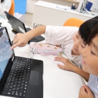 Students experience computer programming at Midorino Gakuen Compulsory Education School in Tsukuba, Ibaraki Prefecture, in June 2019. | MIDORINO GAKUEN COMPULSORY EDUCATION SCHOOL
