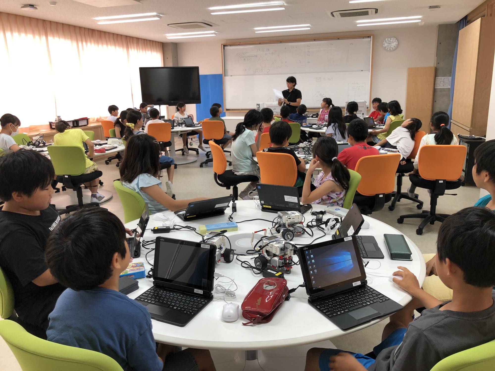 Students listen to a teacher explain a class exercise involving artificial intelligence at Midorino Gakuen Compulsory Education School in Tsukuba, Ibaraki Prefecture, in July 2019. | MIDORINO GAKUEN COMPULSORY EDUCATION SCHOOL